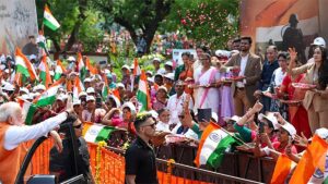 कर्नल सोफिया कुरैशी के परिवार ने पीएम मोदी पर की फूलों की बारिश, एक साथ मंच पर भी दिखे